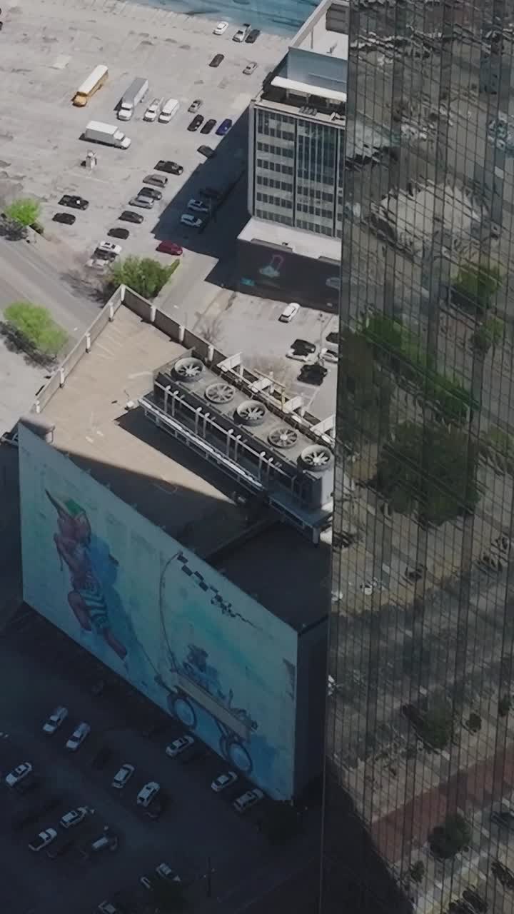 Panorami del centro di Dallas, in Texas, con edifici e street art in mostra