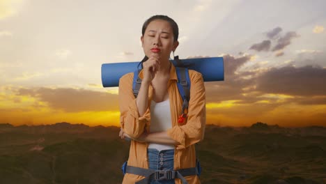 un turista pensativo al atardecer