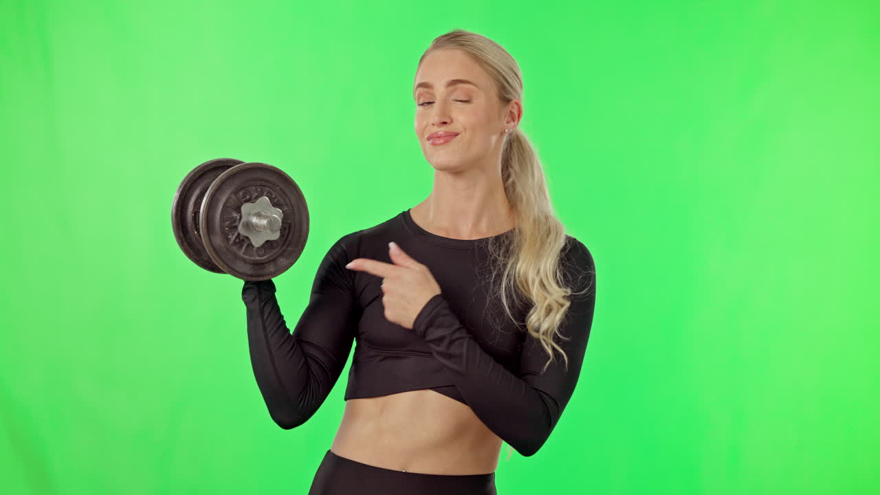 Træning, håndvægt og kvinde på greenscreen