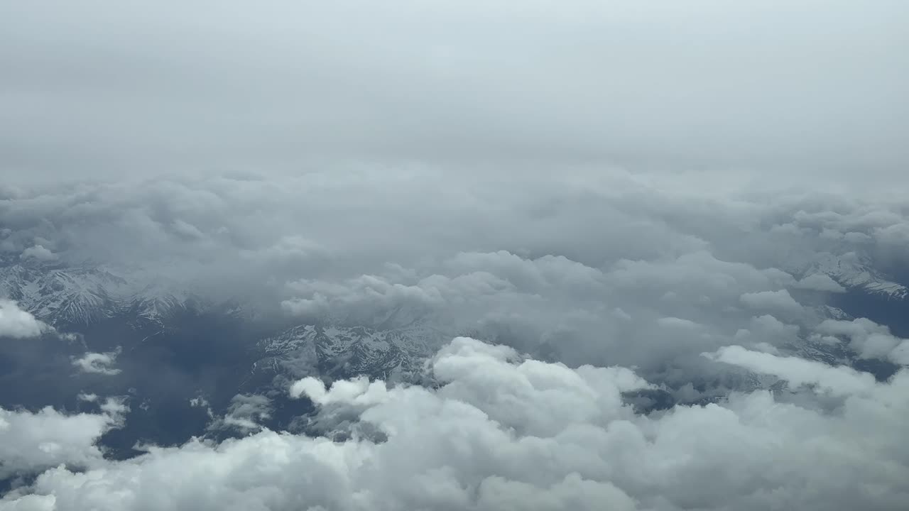POV di volo attraverso un cielo invernale nevoso