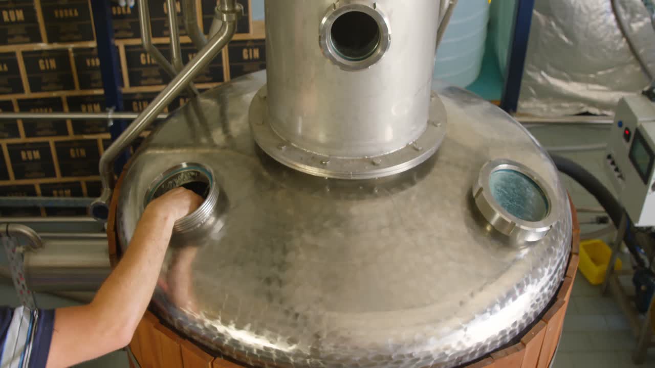 증류  ⁇ 크를 검사하는 남성 노동자 4k