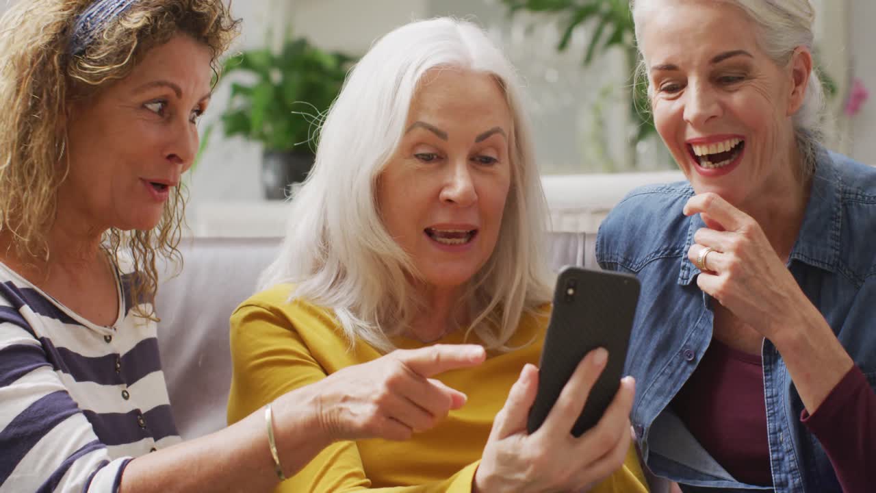 Animazione di amiche anziane felici e diverse che usano lo smartphone