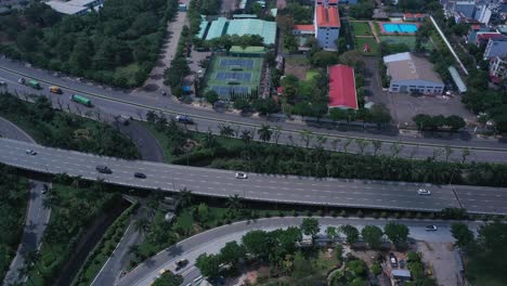 上下追蹤繁忙和複雜的道路系統的空中圖像,在陽光明<unk>的日子中有車輛交通