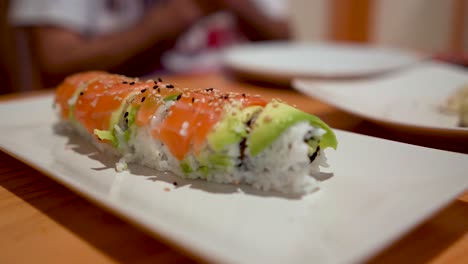 detalle de plato de cocina japonesa. movimiento de muñeca