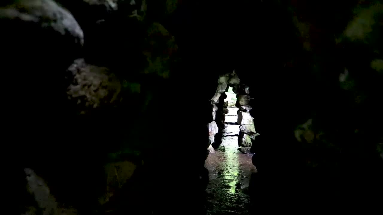 공원의 동굴을 향해 고 있습니다.