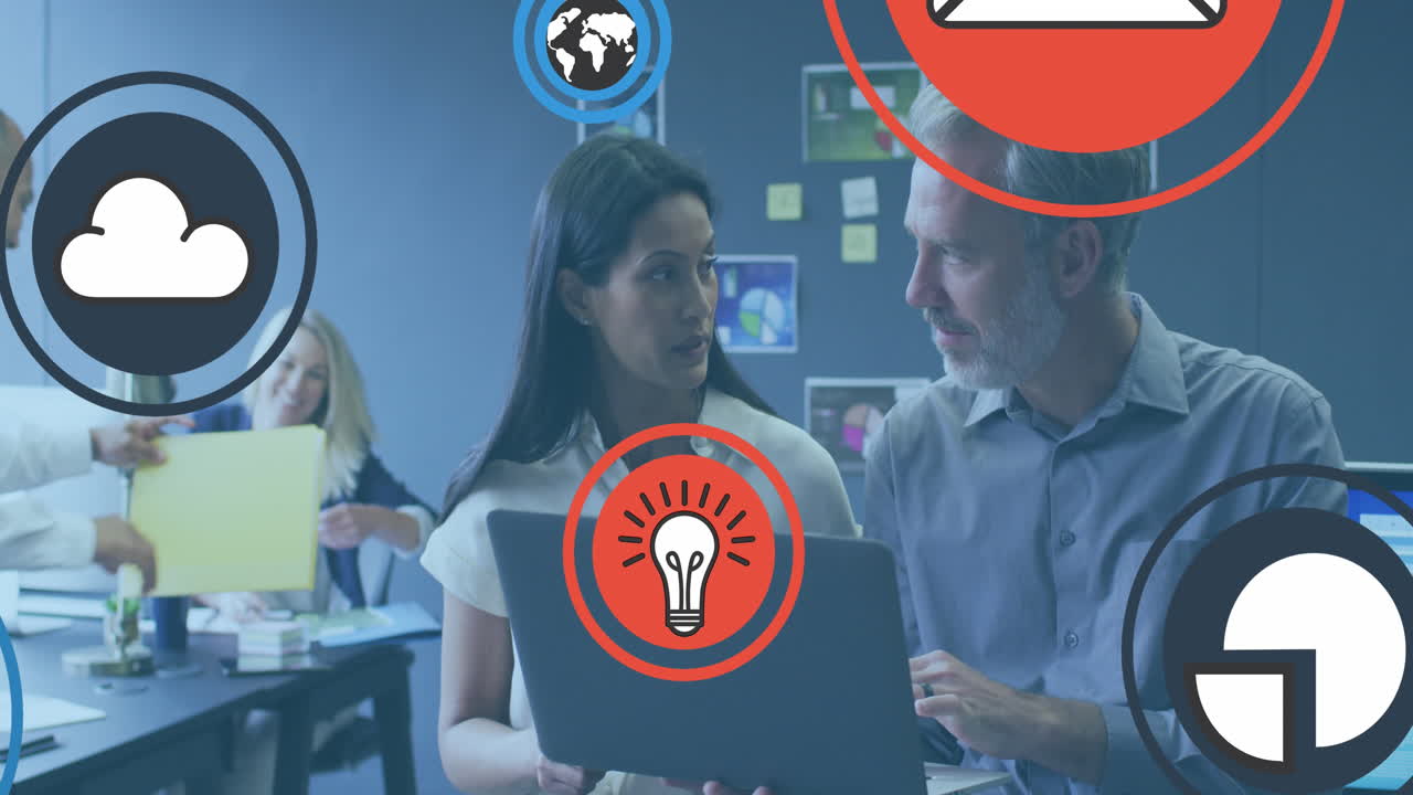 animación de iconos digitales sobre hombres y mujeres diversos discutiendo en una computadora portátil en la oficina.