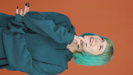 카메라를 향한 사려 깊은 젊은 여성의 수직 비디오.