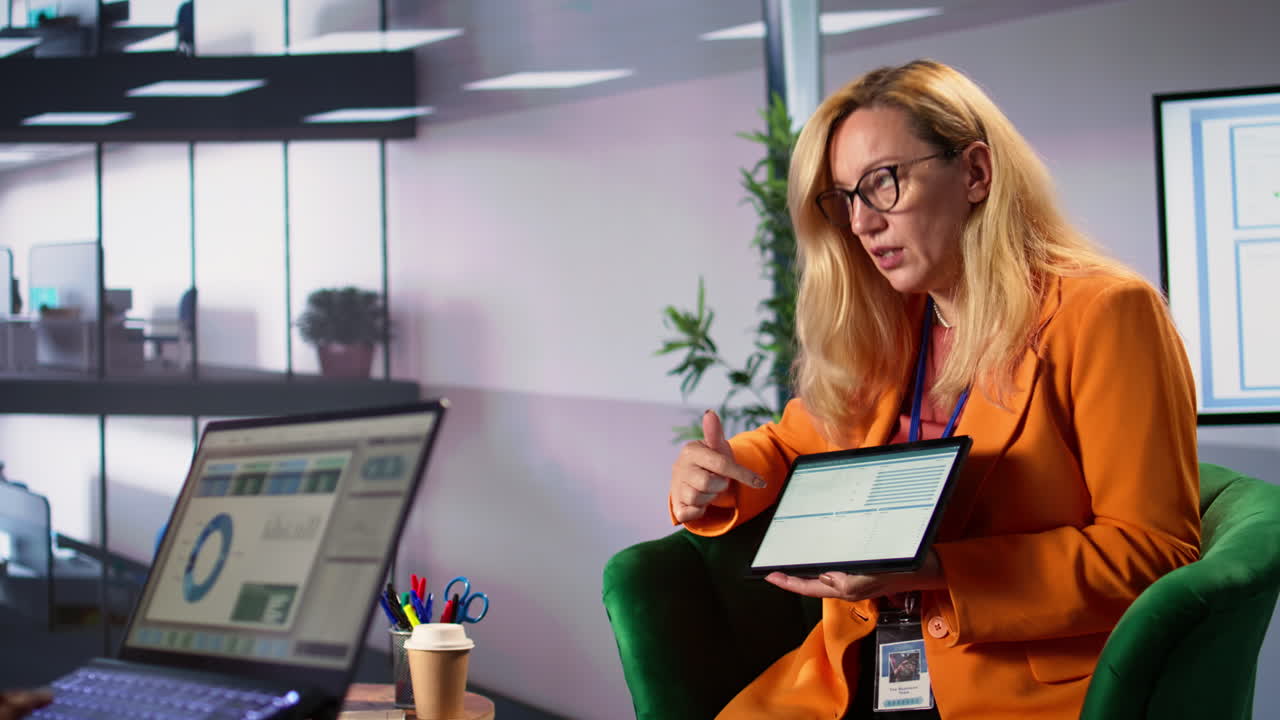 Forretningskvinde præsenterer data på tablet på kontor