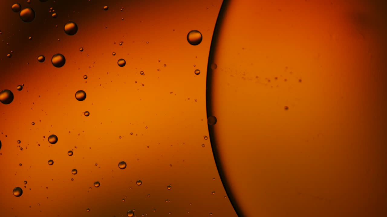 물 위에 떠다니는 기름방울의 다채로운 예술적.