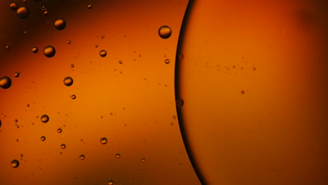 artístico colorido de gota de aceite flotando en el agua.