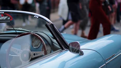 coches antiguos exhibidos en un evento bullicioso