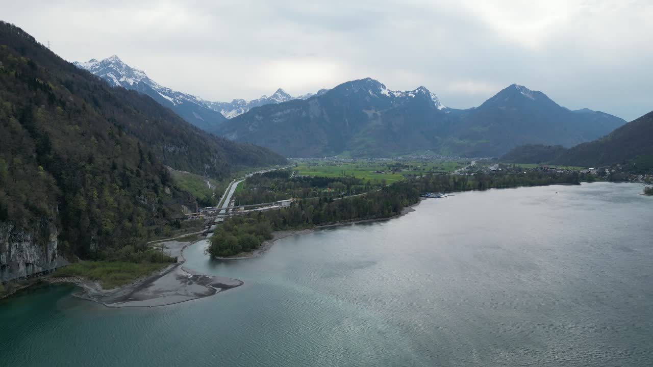 vista aérea de la conectividad vial rodeada por el paisaje suizo en weesen
