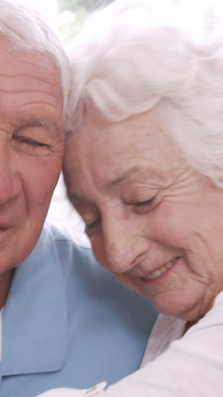 Coppia anziana che parla e sorride