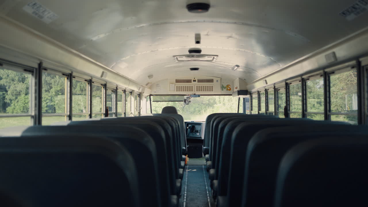 interior de un autobús escolar vacío en primer plano. filas de asientos dentro del transporte público de seguridad.