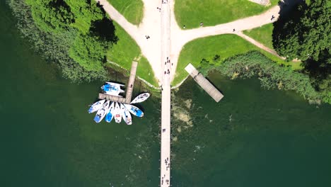 el ojo de pájaro 4k imágenes cinematográficas de drones en el castillo de trakai - lituania