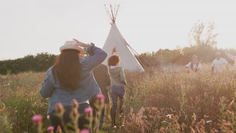 Grupo-De-Amigas-Maduras-Corriendo-Por-El-Camino-A-Través-Del-Camping-Para-Encontrarse-Con-Amigos