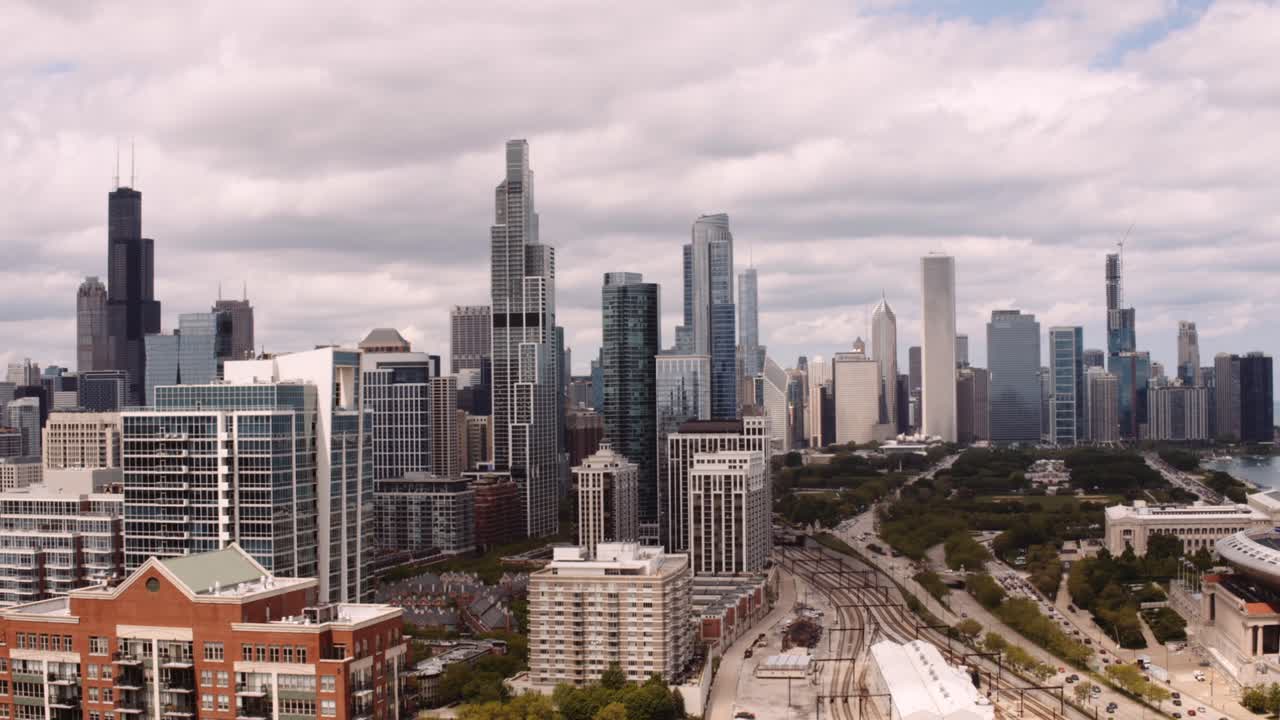 마천루의 밀도를 보여주는 필라델피아 스카이라인 뷰; 흐린