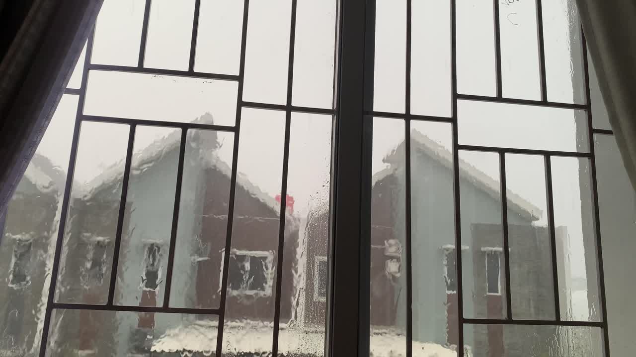 흐릿한 가정 배경으로 유리판에 물방울