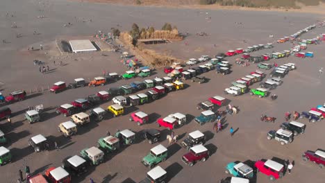 Coloridos-Jeeps-Estacionados-En-El-Mar-De-Arena-En-Las-Montañas-Tengger,-Atracción-Turística