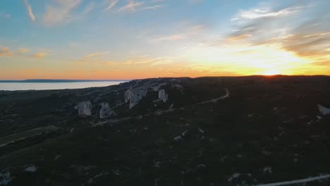 Toma-Aérea-De-Viñedos-En-Un-Valle-De-Montaña-En-Francia-Al-Amanecer.