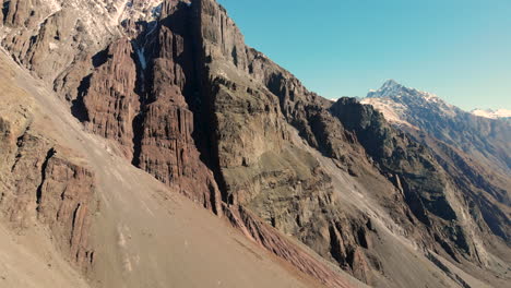 Toma-Aérea-3d-Del-Pico-De-La-Montaña-En-Los-Andes,-Chile,-4k