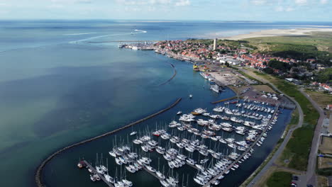 Fabelhafter-Drohnenblick-Auf-West-terschelling,-Aufgenommen-Im-Juli-2022