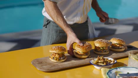 Messer-Schneiden-Burger-An-Bord-Draußen