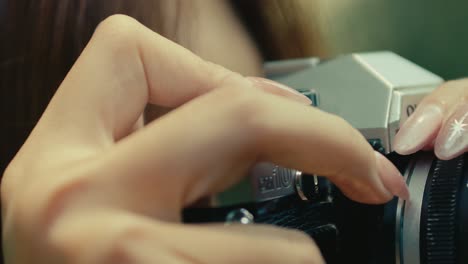 Cerca-De-La-Mano-Femenina-Con-Uñas-Largas-Presionando-El-Botón-Del-Obturador-En-Una-Vieja-Película-De-Cámara-Retro-Vintage