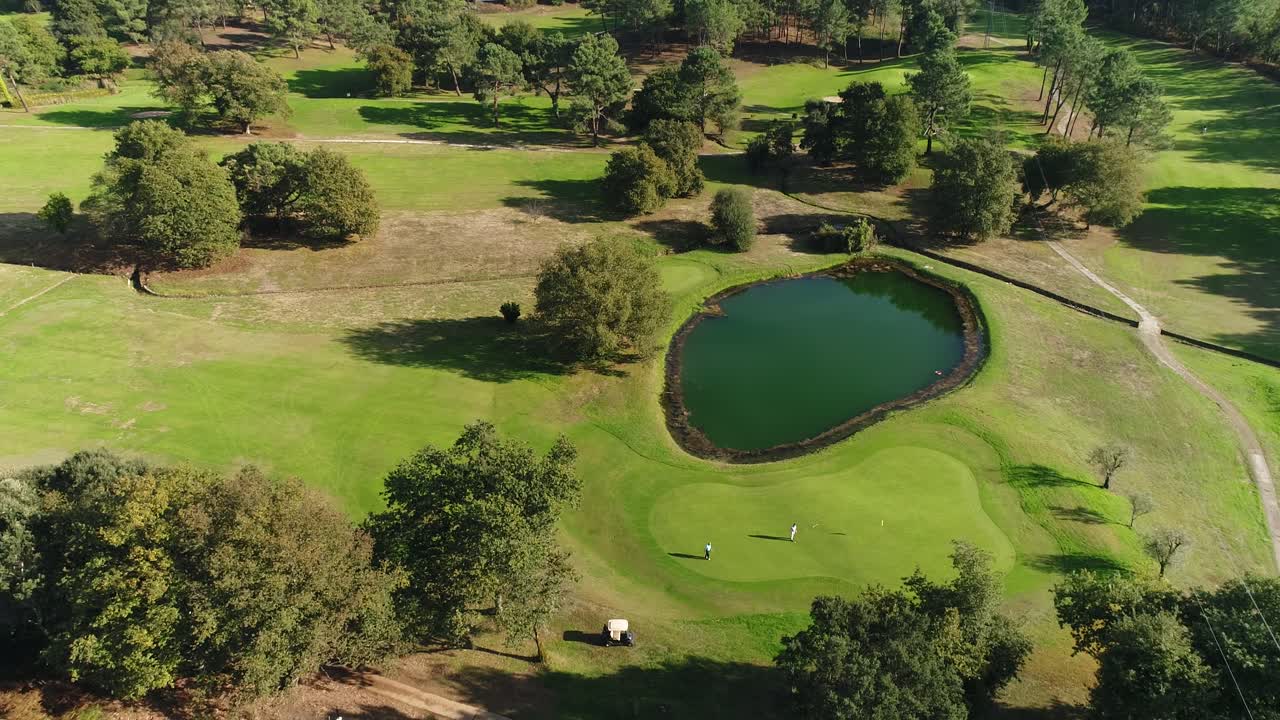 Vista aérea cinematográfica de um campo de golfe de luxo