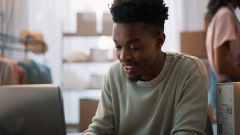 Trabajo-Remoto,-Computadora-Portátil-Y-Hombre-Negro-En-Comercio-Electrónico