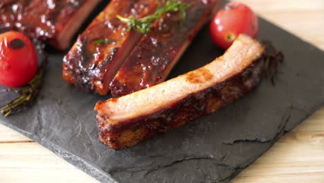 costillas de cerdo a la parrilla y barbacoa con romero