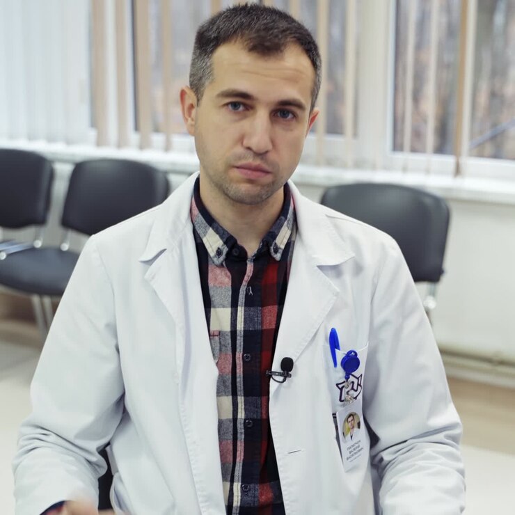 Medico nel suo studio. Discutere di questioni mediche