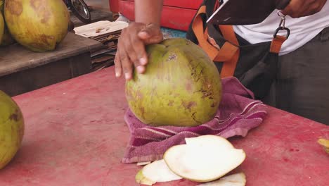 Toma-En-Cámara-Lenta-De-Un-Hombre-Cortando-Cabeza-De-Coco-Para-Abrir