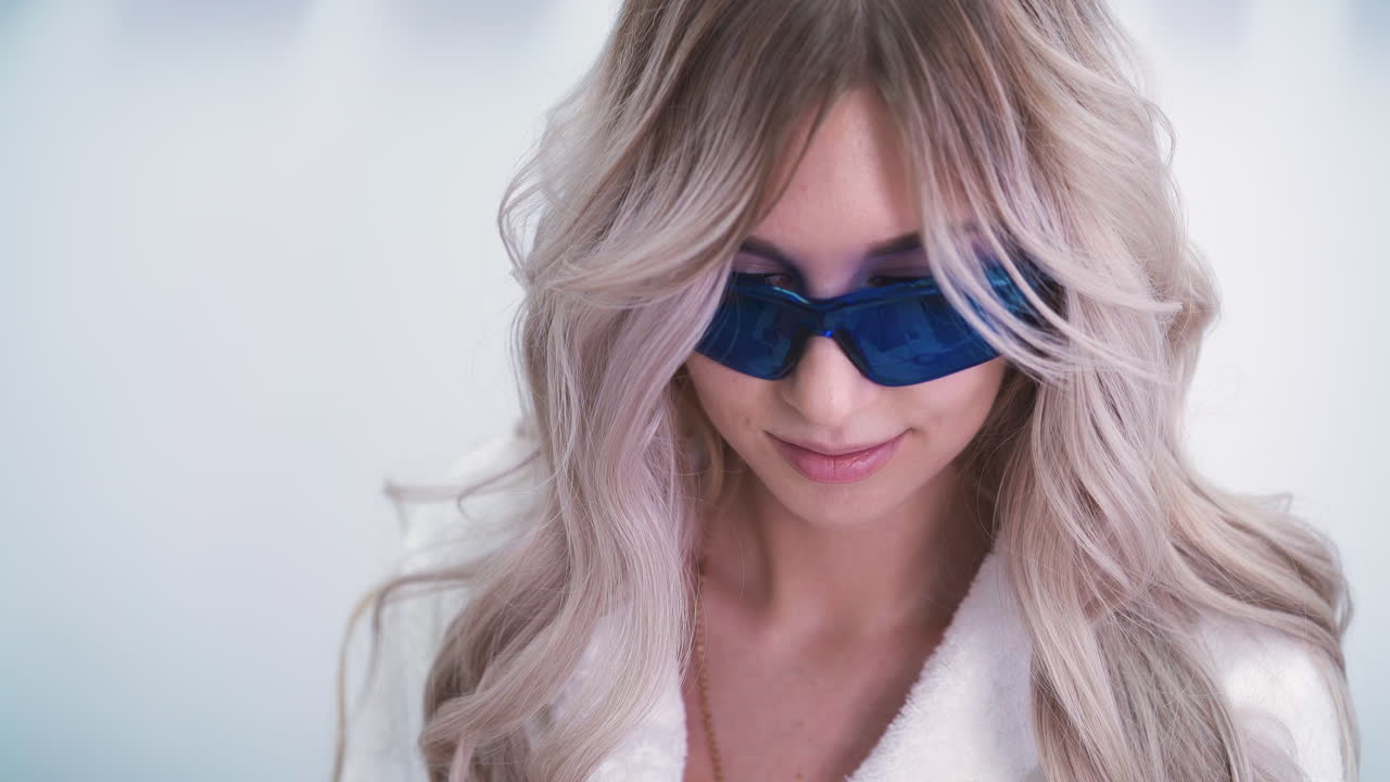 병원에서 예쁜 레이저 탈모를 하고 있는 목욕옷을 입은 여인