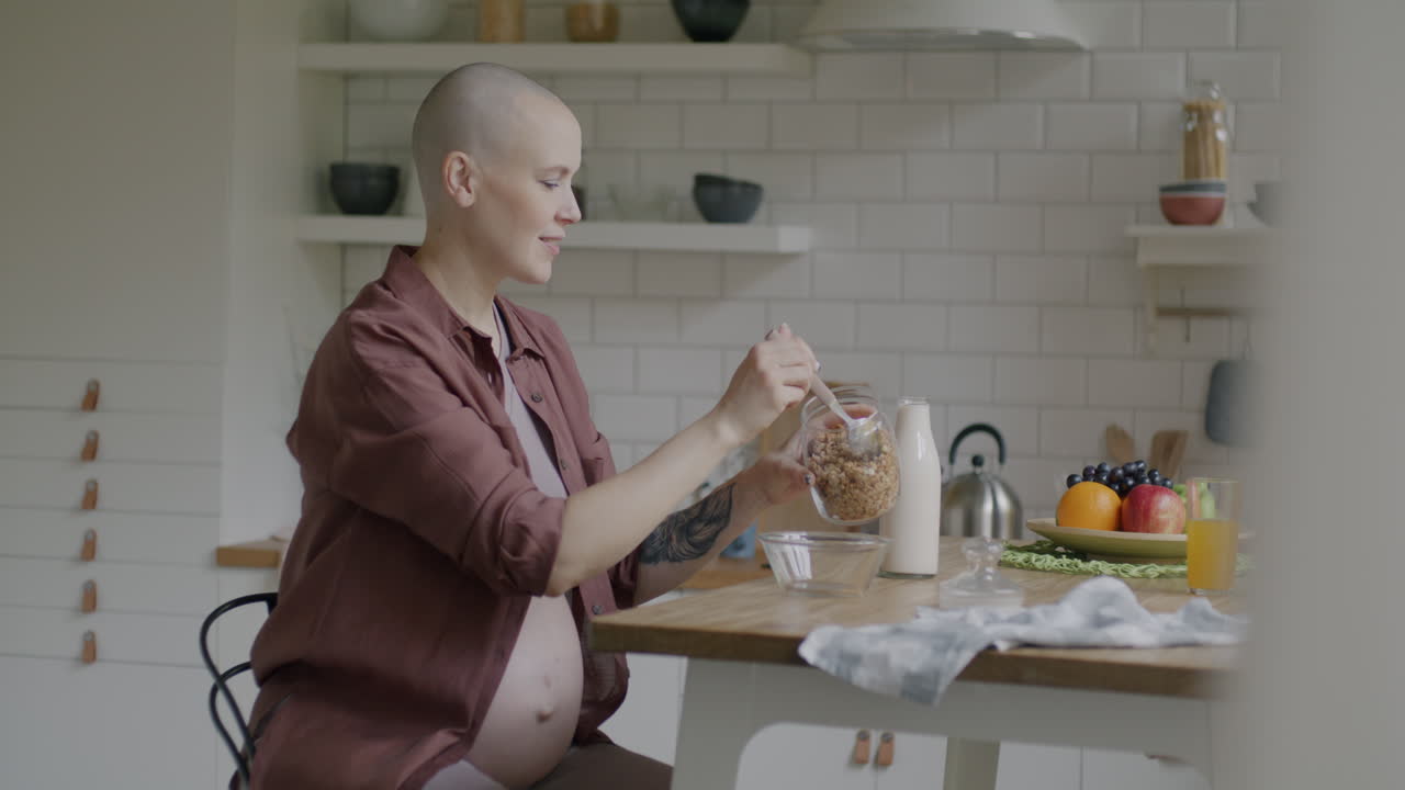 Donna incinta che fa colazione con granola
