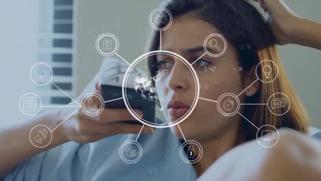 animación del globo con red de conexiones sobre la mujer usando teléfono inteligente