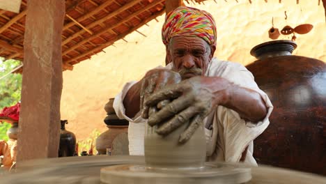 el alfarero en el trabajo hace platos de cerámica. india, rajasthan.