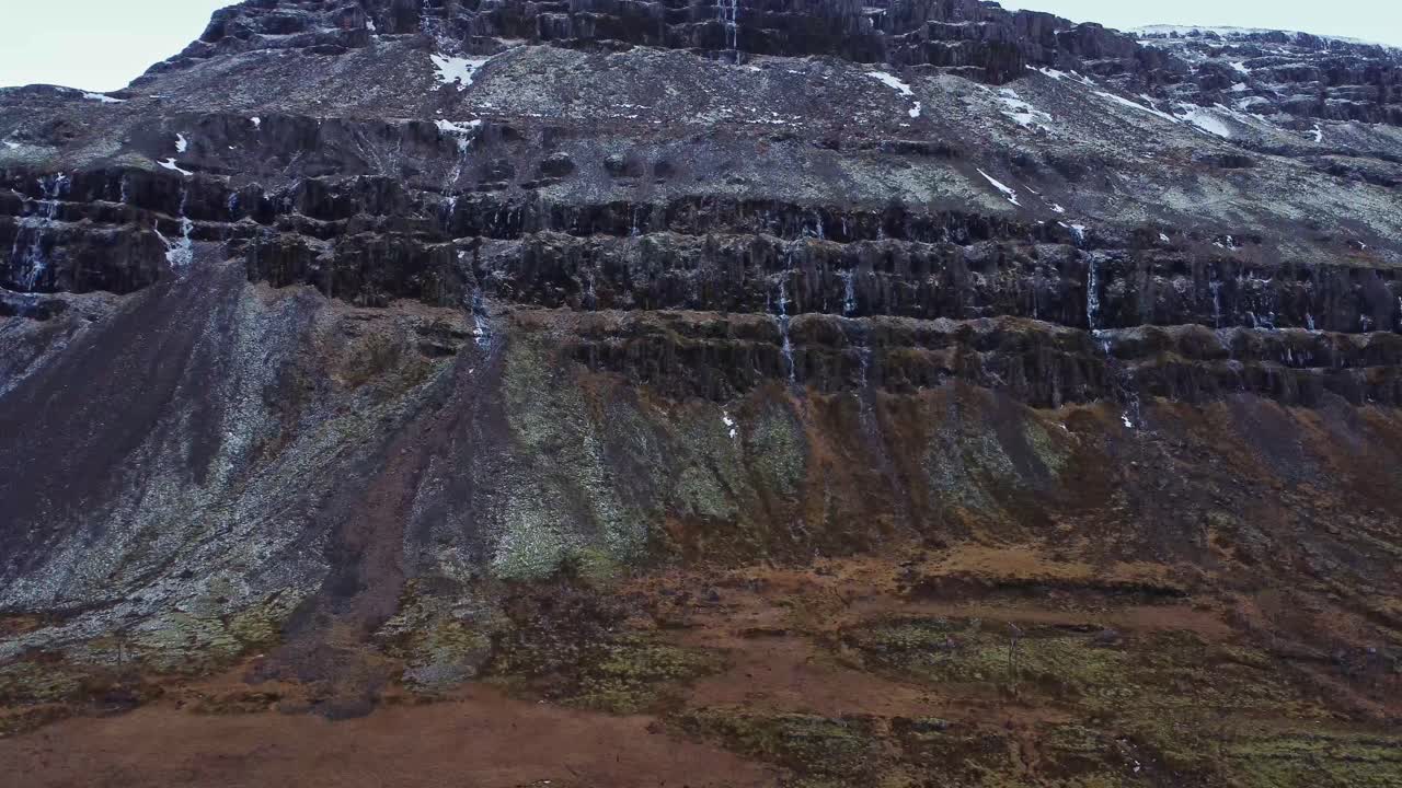 ladera de montaña áspera en el día de invierno