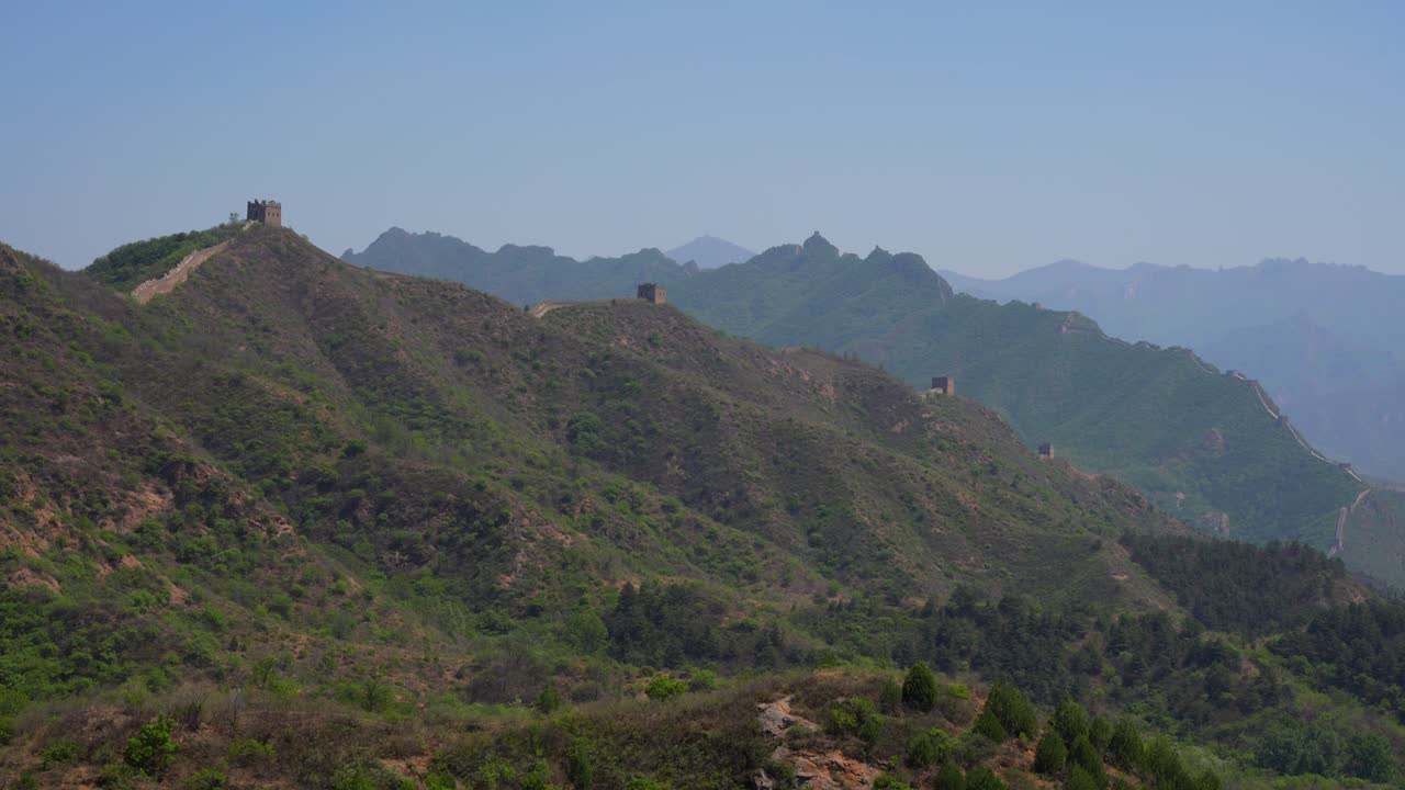 잔잔한 초록색과 조용한 환경을 가진 진산링 구역의 산악 풍경, 중국의 거대한 성벽