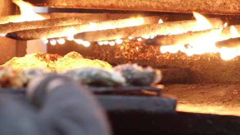 Sonidos-Chisporroteantes-Y-Aromas-Tentadores-Llenan-El-Aire-Mientras-Un-Delicioso-Plato-De-Pescado-Se-Prepara-Expertamente-En-Un-Horno-De-Essaouira.