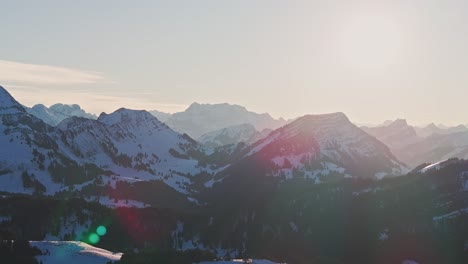 Die-Silhouette-Einer-Schneebedeckten-Bergkette-Wird-Im-Morgenlicht-Aus-Der-Perspektive-Einer-Drohne-Sichtbar