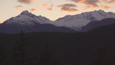 Montaña-Con-Pico-De-Nieve-Durante-La-Puesta-De-Sol