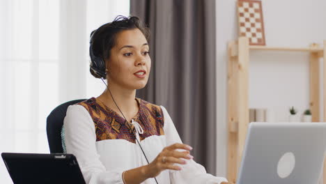 Happy-business-woman-wearing-headphone