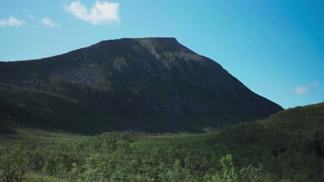 montaña boscosa de lonketind durante el verano en la isla de senja, noruega