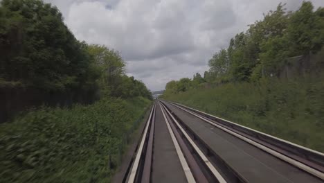 Vista-Desde-La-Parte-Delantera-Del-Vagón-De-Un-Transbordador-Automatizado-Rodando-En-El-Campo-Cerca-De-París