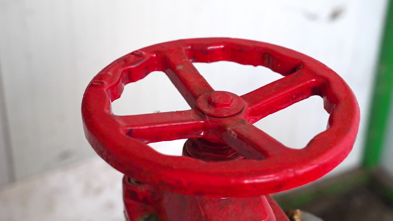 primer plano de una manija de válvula roja