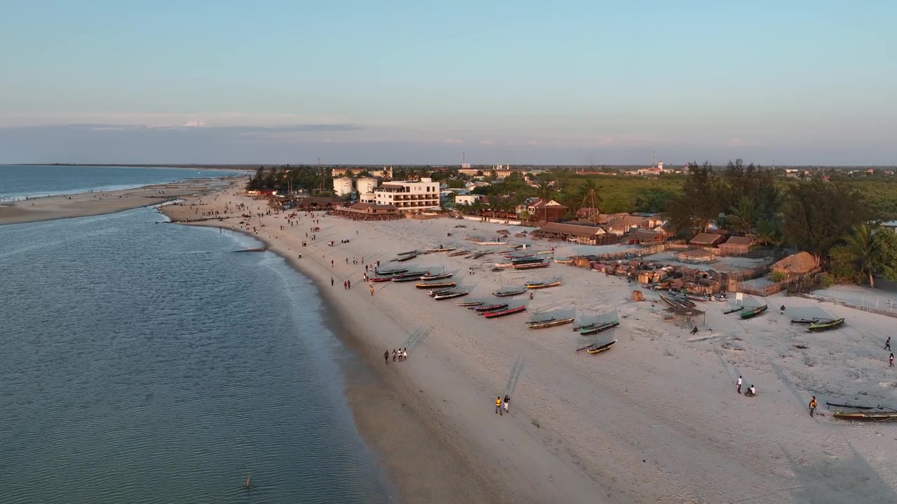 Vista aérea de la playa de Morondava durante el atardecer, Madagascar