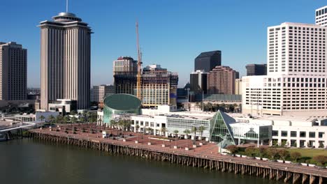 Una-Vista-Aérea-Panorámica-De-Los-Edificios-De-Nueva-Orleans,-Vista-Desde-El-Río-Mississippi.