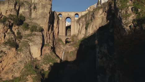 Puente-Nuevo-Puente,-Famoso-En-Ronda,-España