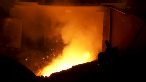 metal fundido en un horno